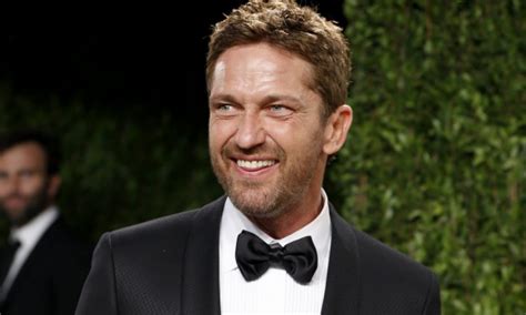 germany goes nuts for 300 star gerard butler s party trick metro news