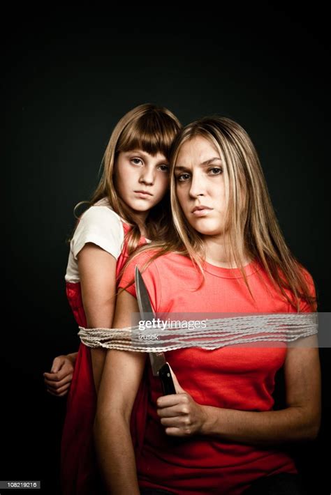 mère et fille ligoté avec une corde photo getty images
