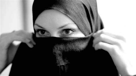 vrouw met hoofddoek door franse racisten geslagen en