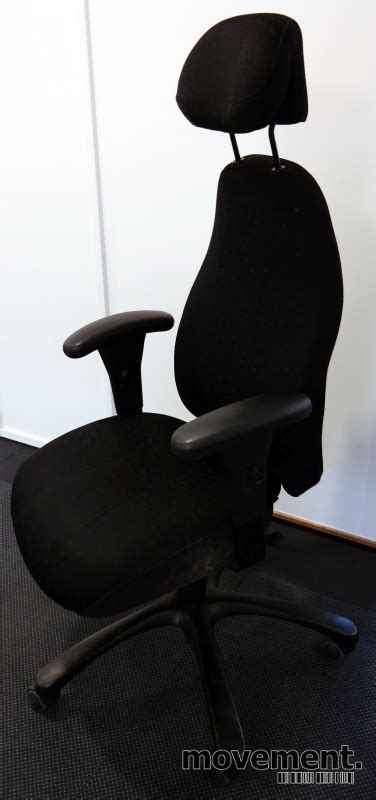 solgtkontorstol fra malmstolen modell  isortspraglet stoff med hoy rygg armlener og