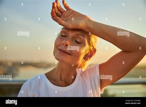 Colocando La Mano Fotos E Imágenes De Stock Alamy