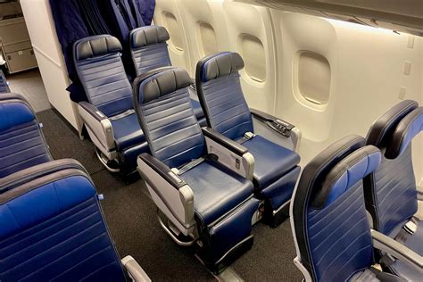 snag    coach seats  united airlines fleet  points guy