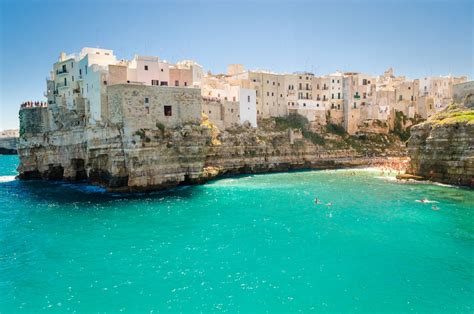 polignano  mare il centro storico  le spiagge italiait