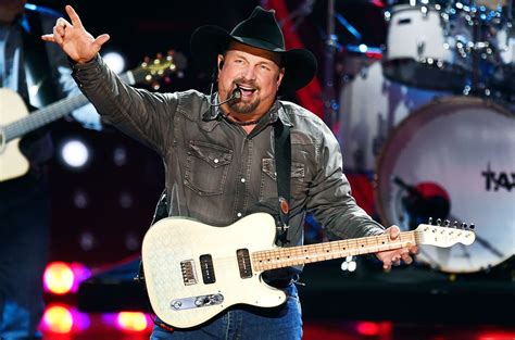 Garth Brooks Gives Surprise Performance At Wycds Hoedown Near Detroit