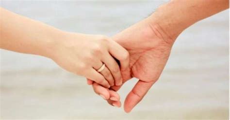 4 Manfaat Saat Berpegangan Tangan Pada Suami Istri
