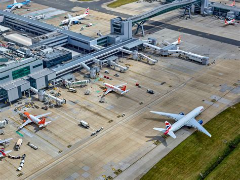 gatwick airport    improve  facilities flightradarscouk