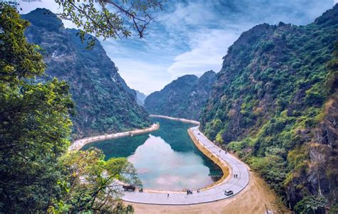 spectacular lakes   visit  vietnam