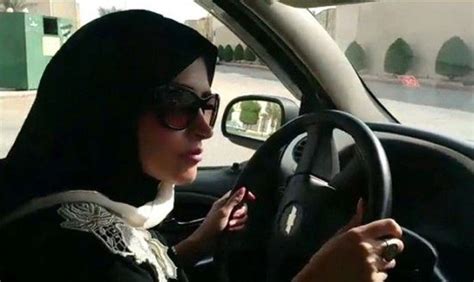 arabische vrouw rijdt auto krijgt daarom  zweepslagen autoblognl