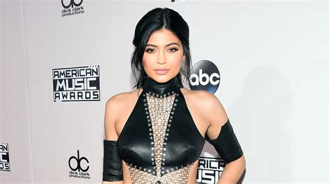 Kylie Jenner Makes A Statement In Leather Chains At Amas 2015