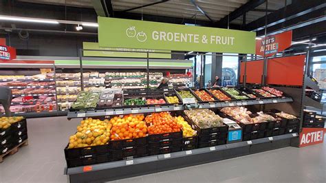 de rijen bij de kassas liegen er niet om volledig vernieuwde aldi  denekamp  populair