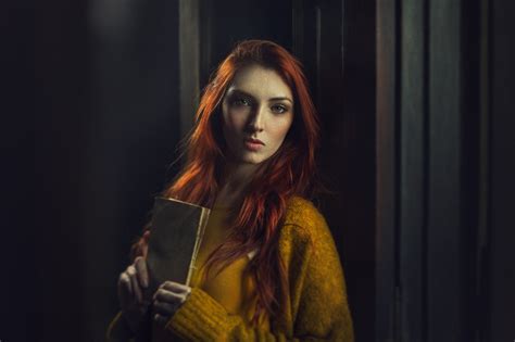 배경 화면 여자들 모델 실내의 여성 뷰어를보고 빨간 머리 스웨터 서적 긴 머리 2048x1365 Pvtpwn