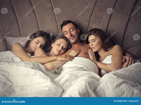 Homme Dormant Avec Trois Femmes Image Stock Image Du Sommeil