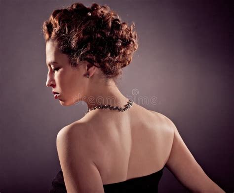 elegante bosomy rijpe vrouw  zwarte strakke kleding stock afbeelding image  boezem groot