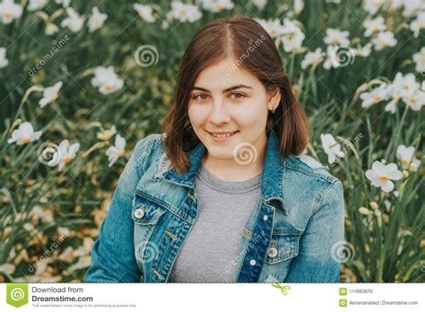 plenerowy portret młoda nastoletnia 16 roczniaka dziewczyna zdjęcie