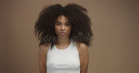 Mieszany Biegowy Murzynka Portret Z Dużym Afro Włosy Kędzierzawy Włosy