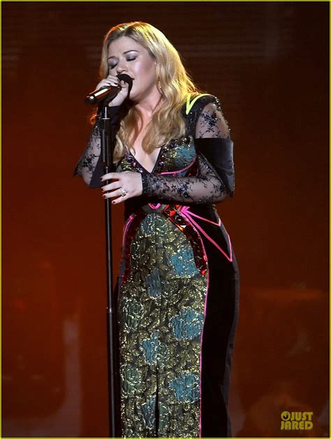 Newly Engaged Kelly Clarkson Vh1 Divas Performance Watch Now Photo