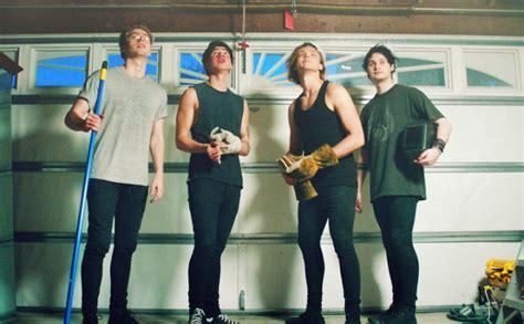 5 Seconds Of Summer Video She S Kinda Hot