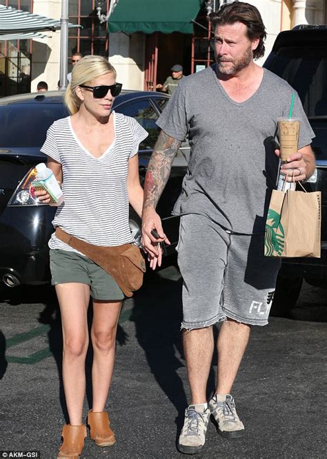 Tori Spelling S Husband Dean Mcdermott Accused Of Cheating With Emily