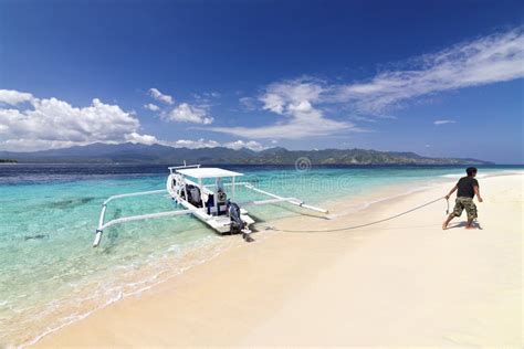 de mens legt verankerde boot op tropisch strand vast stock foto image  schip landschap