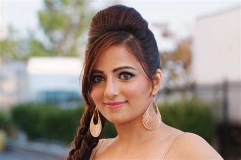 pakistani film drama actress and models zanib naveed win miss pakistan