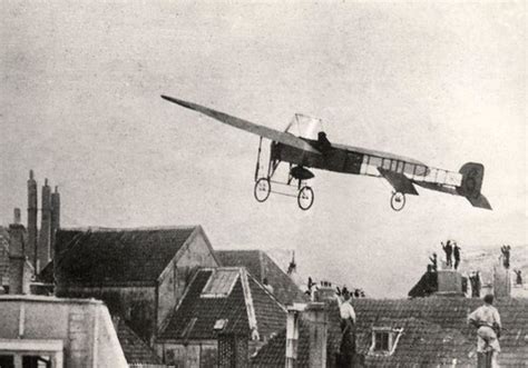 een van eerste vliegtuigen boven nederland    fi flickr