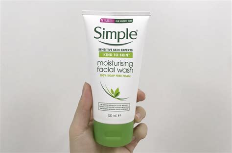review sua rua mat simple moisturizing facial wash thu ho