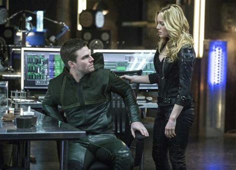 Oliver And Sara Stephen Amell Team Arrow Television Show