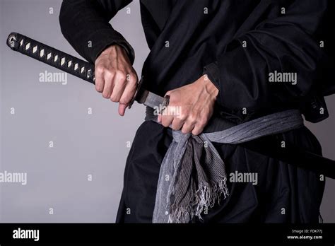 hombre  espada katana fotografia de stock alamy