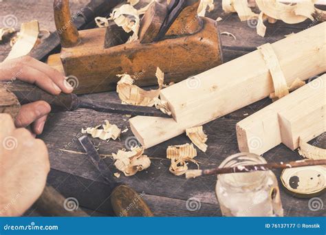 schrijnwerkerij die het hout met beitel snijden stock afbeelding image  plank houten