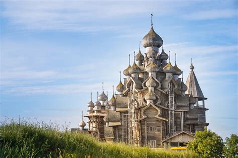 湖に浮かぶ聖地！魅惑的で幻想的なロシアの世界遺産、キジ島の木造教会 – Skyticket 観光ガイド