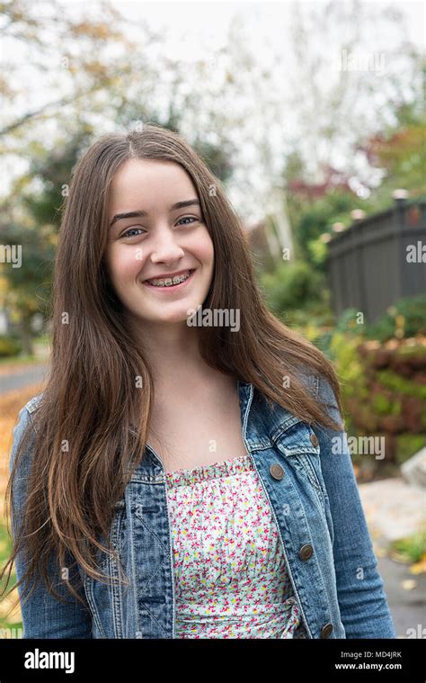 Ein Mädchen Im Teenageralter 13 Jahre Alt Lächelnd In Die Kamera