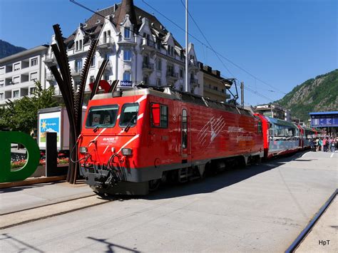 mgb glacier express bei der ausfahrt aus dem bahnhof brig  der