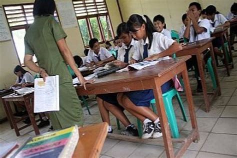 anak sekolah wajib nyanyikan lagu indonesia raya setiap hari republika online