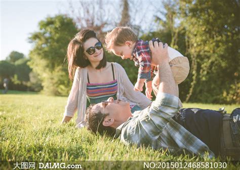 在一起愉快玩耍的家庭摄影高清图片 大图网素材