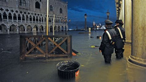 flooding  venice  tourists      york times