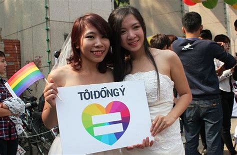 hundreds take to the streets to support same sex marriage in vietnam saigoneer