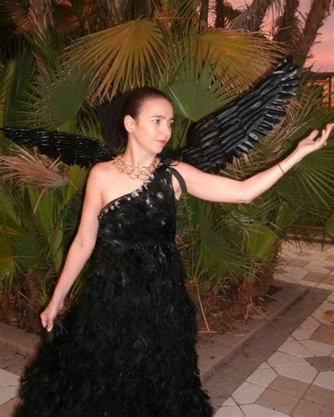 summer transformed into a mockingjay with her katniss dress which hunger games character will