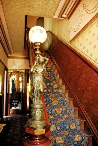 escalier de lepoque victorienne magnifique ornement la statue avec la lumiere