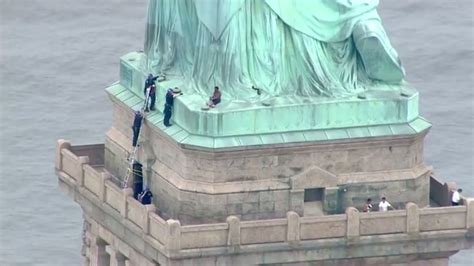 statue  liberty climber upends holiday  thousands   york times