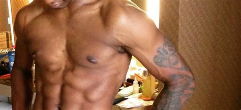 Usher Posted A Bulge Selfie For Thanksgiving