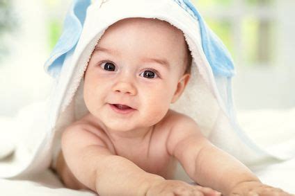 babys richtig halten sicher und bequem fuer eltern und kind