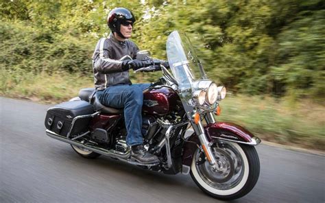 harley davidson road king classic review  engine oozes appeal