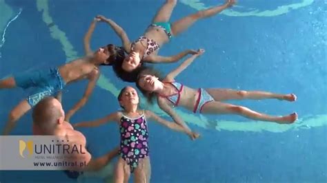 dzieci na basenie w hotelu wellness and spa unitral nauka