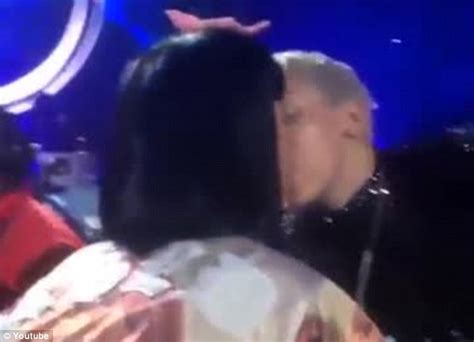 miley cyrus plants a kiss on katy perry during la concert as the kardashians and hilary duff