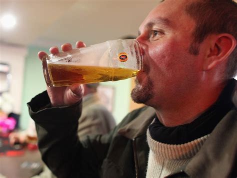 people    alcoholic drinks  week develop  heart problems study finds