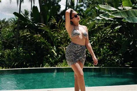 sarah lahbati flaunts sexy curves in two piece swimsuit showbiz chika