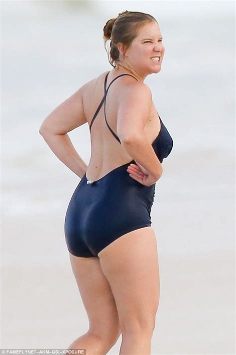 Amy Schumer Flashes Her Cleavage And Curves In A Stylish Retro Swimsuit