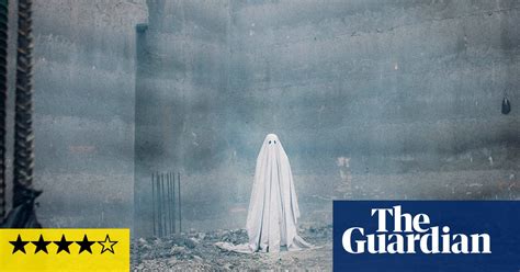a ghost story review casey affleck goes undercover in a strange and