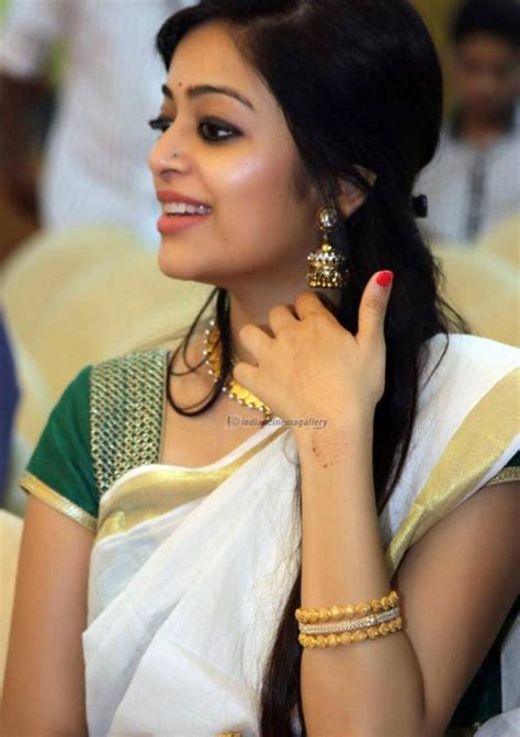 janani iyer sexy in saree stills veethi