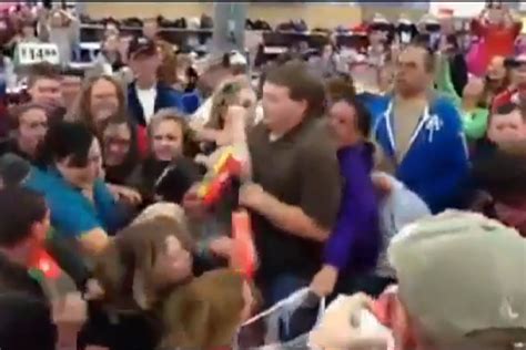 black friday fights walmart shoppers beat    phones  video